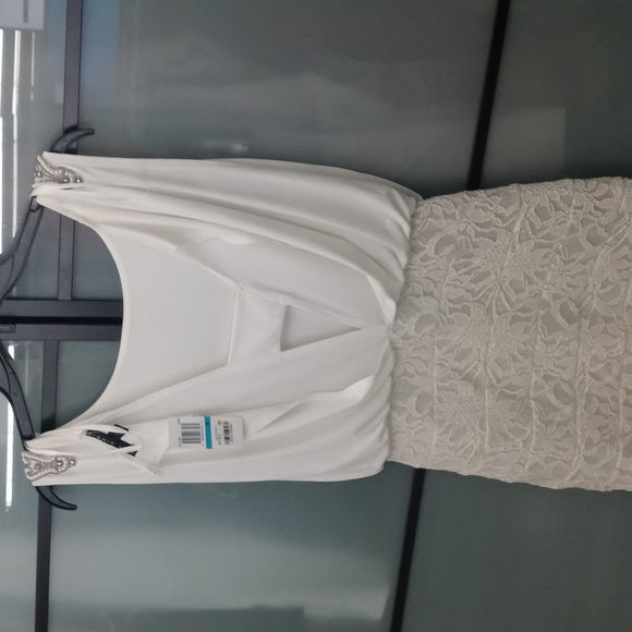 Beautiful Dress - Picture 2 of 5